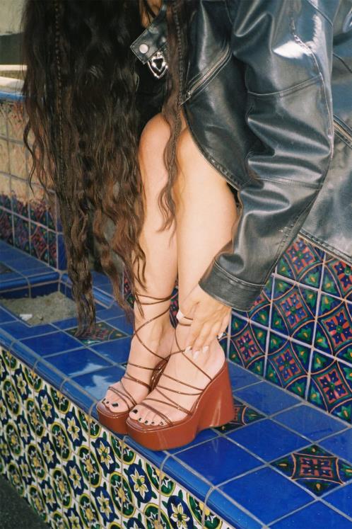 Jeffrey Campbell mulheres B0VBD254 patente marrom sandália plataforma níveis